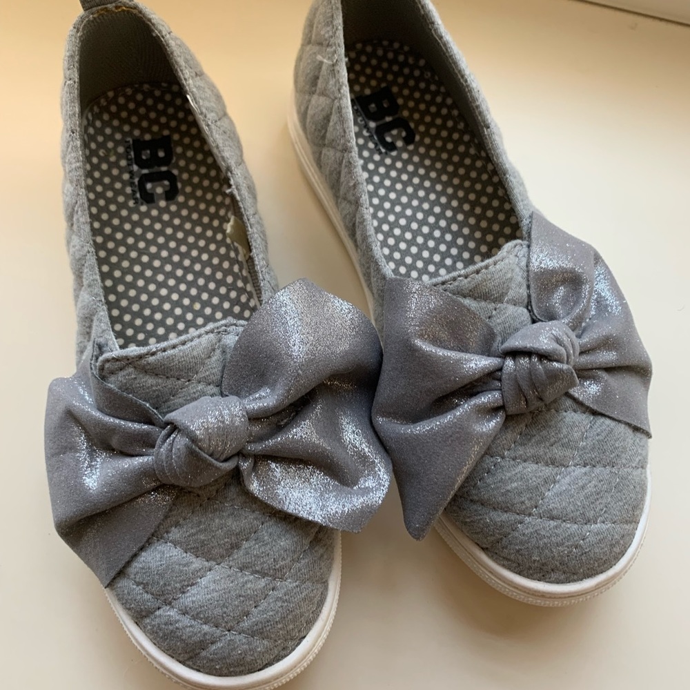 NW/outT  BC gray slipon sneakers with metallic silver bow